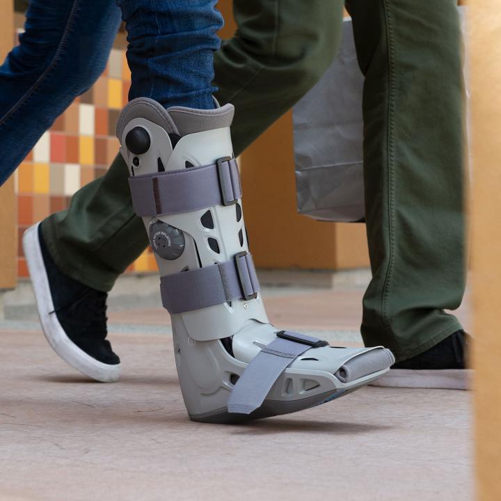 AirSelect Elite Walking Boot - walking close up