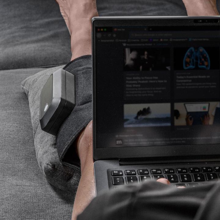 Aircast VenaGo - Reclining with laptop